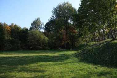 18. yüzyılda Saint Petersburg yakınlarında eski bir toprak kalenin kalıntıları..