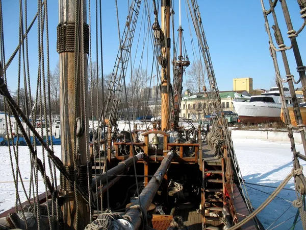 Winter Steht Ein Segelschiff Ufernähe — Stockfoto