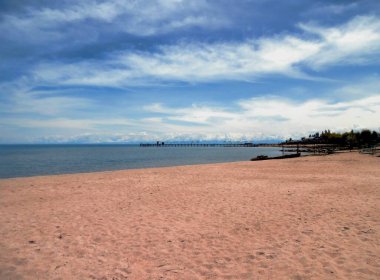 Cholpon ATA 'daki Kırgızistan, Issyk Kul Gölü: kıyılar, plajlar, manzaralar