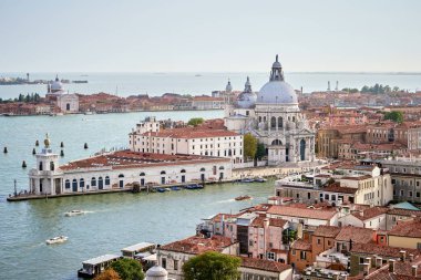 Santa Maria della Salute kilisenin, Grand canal ve deniz hava cityscape Venedik. Veneto, İtalya. Campanille de San Marco göster. 