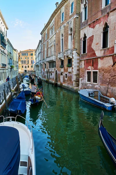 Canal Estrecho Tradicional Con Góndolas Barcos Venecia Italia — Foto de Stock