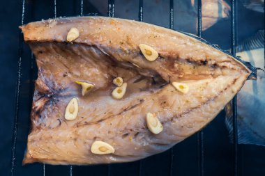 İşlem sigara balık. Füme uskumru ızgara üzerinde. Sigarayı kapatın. Yukarıdan görüntülemek