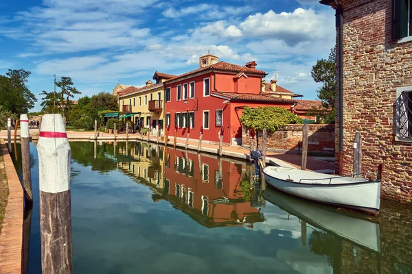 Torcello Venecia Casas Coloridas Isla Torcello Canal Barcos Con Reflexión — Foto de Stock