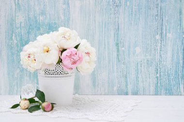Mavi zemin üzerine beyaz vazoda beyaz peonies buket. Tatil arka plan kopya alanı. Sevgililer günü, anneler günü, Doğum günü konsepti.