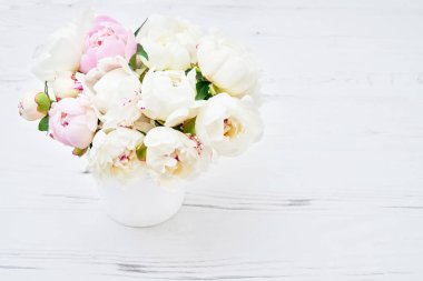 Pembe ve beyaz şakayık buket. Çiçekler arka plan. Görünümü en çok, uzay kopyalayın. Tatil arka plan. Tebrik kartı.