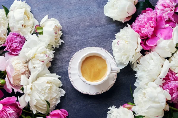 Eine Tasse Kaffee Und Pfingstrosenblüten Auf Dunklem Holzgrund Ansicht Von — Stockfoto