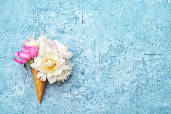 Conos Helado Con Flores Peonía Blanca Sobre Fondo Azul Concepto — Foto de Stock
