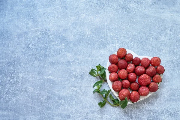 Fraise Fraîche Avec Menthe Forme Coeur Sur Fond Béton Vue — Photo