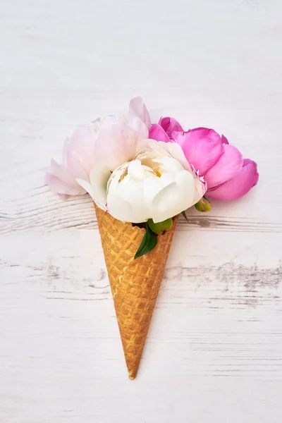 Waffeleis Mit Pfingstrosenblüten Auf Weißem Holztisch Sommerkonzept Kopierraum Draufsicht Minimalismus — Stockfoto