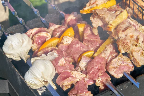 Cocción Parrilla Kebab Ajo Sobre Brocheta Metal Carne Asada Cocinada —  Fotos de Stock
