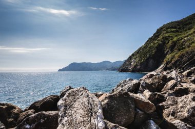 Vernazza. Kayalık sahil şeridi, Ligurya Denizi. Cinque terre, İtalya