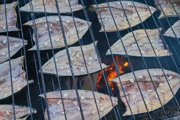 Процесс Копчения Рыбы Копченая Макрель Травами Чесноком Закрыть Курение Вид — стоковое фото