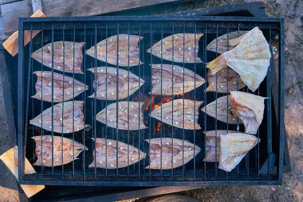 Fischräucherprozess Geräucherte Makrele Mit Kräutern Und Knoblauch Auf Dem Grill — Stockfoto