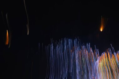 Soyut ışık gece tatil renk rotaları. Havai fişek. Arka plan. Kopya alanı