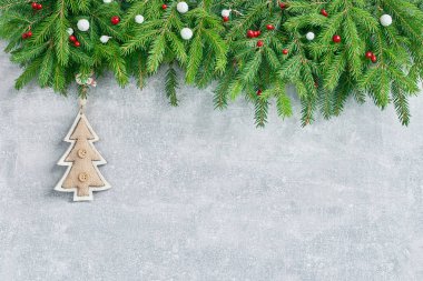 Noel arka plan. Gri arka plan üzerinde dekorasyonu ile Noel köknar ağacı dalları. Üstten görünüm, kopya alanı 