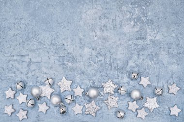 Noel tebrik kartı. Mavi arka plan üzerinde gümüş Noel dekorasyonu. Düz yatıyordu. Üstten görünüm, kopya alanı