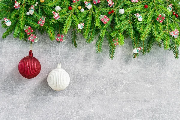 Weihnachtlicher Hintergrund Tannenbaum Mit Weihnachtsdekoration Auf Grauem Hintergrund Kopierraum Ansicht — Stockfoto