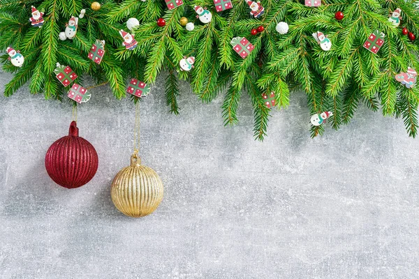 Weihnachtlicher Hintergrund Tannenbaum Mit Weihnachtsdekoration Auf Grauem Hintergrund Kopierraum Ansicht — Stockfoto