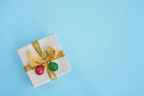 Ajándék Vagy Jelen Box Díszített Arany Szalag Karácsonyi Golyókat Kék — Stock Fotó