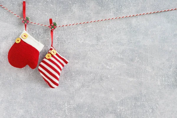 Weihnachtlicher Hintergrund Rote Weihnachtssocken Und Fäustlinge Auf Grauem Hintergrund Kopierraum — Stockfoto