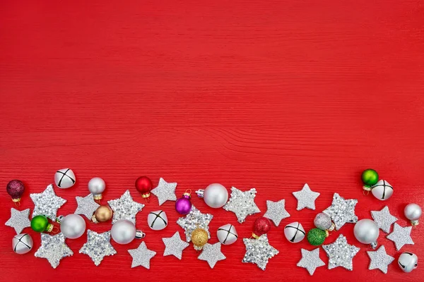 Christmas Wenskaart Colofrul Kerst Decoratie Rode Achtergrond Top Uitzicht Kopiëren — Stockfoto