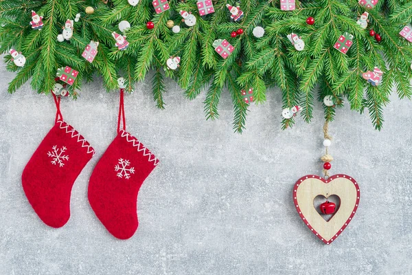 Fondo Navidad Calcetines Rojos Navidad Corazón Con Ramas Árbol Navidad — Foto de Stock
