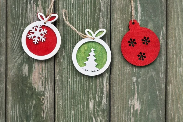 Vánoční Pozadí Barevné Vánoční Dekorace Zelené Dřevěné Pozadí Kopírovat Prostor — Stock fotografie