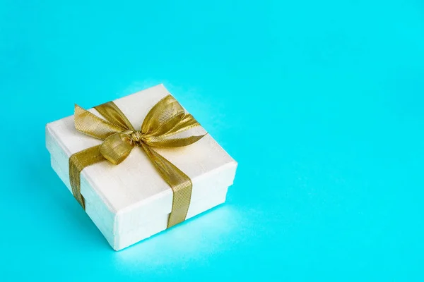 Caja Regalo Regalo Decorada Con Cinta Dorada Sobre Fondo Azul —  Fotos de Stock