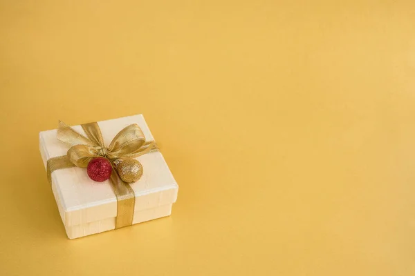 Caja Regalo Regalo Con Cinta Dorada Decoración Navideña Sobre Fondo —  Fotos de Stock