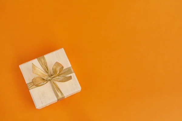 Regalo Blanco Caja Regalo Decorada Con Cinta Dorada Sobre Fondo —  Fotos de Stock