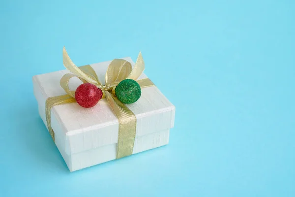 Regalo Blanco Boh Presente Con Decoración Navideña Sobre Fondo Azul —  Fotos de Stock