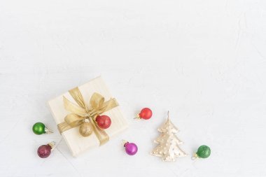 Hediye kutusu ve Noel dekorasyonu Beyaz ahşap zemin üzerinde. Üstten görünüm, kopya alanı.
