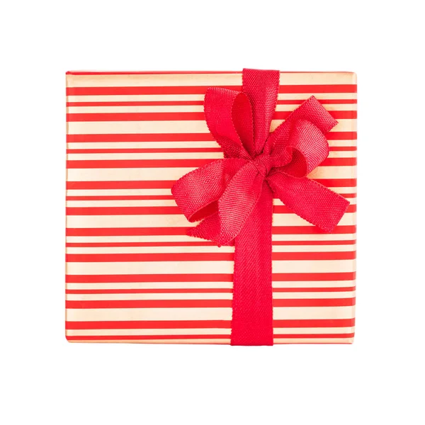 礼物或礼物箱子与红色丝带隔绝在白色背景之下 — 图库照片