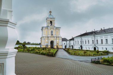 Çan Kulesi, Khutyn Manastırı Kurtarıcı'nın başkalaşım ve St. Varlaam. Rusya, Novgorod Veliky. Yaz, yağmurlu bir gün