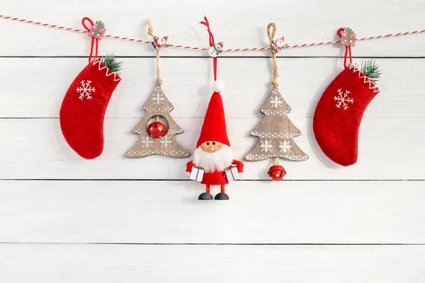 Decoración Navideña Con Santa Claus Calcetines Rojos Navidad Abeto Sobre — Foto de Stock