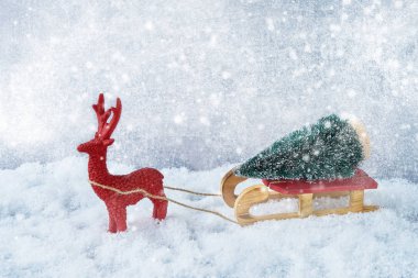 Kızak karda geyik ve köknar ağacı ile Noel kompozisyon. Kopya alanı
