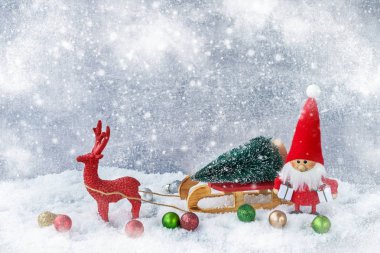 Noel tebrik kartı. Noel Noel Baba, kar, geyik ve Noel süsler ile arka plan. Kopya alanı