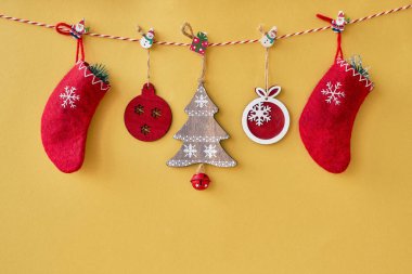 Noel arka plan. Geleneksel Noel dekorasyonu altın arka plan ipte asılı. Kopya alanı.