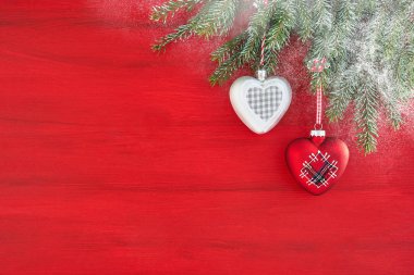 Kırmızı Noel arka plan çam dalları, kalp ve kar ile. Noel tebrik kartı. Kopya alanı                         