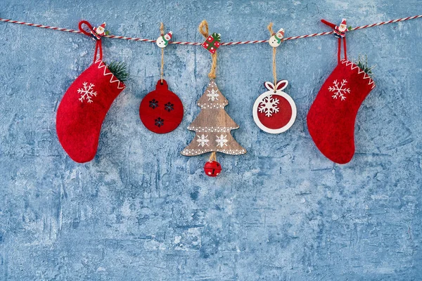 Fondo Navidad Decoración Tradicional Navidad Colgando Una Cuerda Sobre Fondo — Foto de Stock