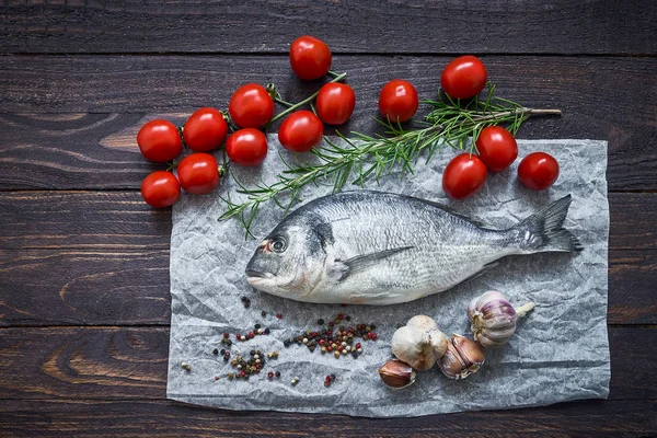 Concepto Mariscos Mediterráneos Pescado Dorado Crudo Con Ajo Tomate Romero — Foto de Stock