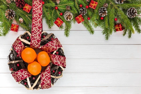 Weihnachtskranz Mit Weihnachtsschmuck Mandarinen Weihnachtsbaumzweigen Auf Weißem Holzgrund Ansicht Von — Stockfoto