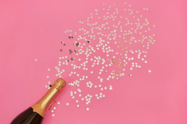 Champagnerflasche Mit Konfettisternen Auf Rosa Hintergrund Flachlage Von Weihnachten Jubiläum — Stockfoto
