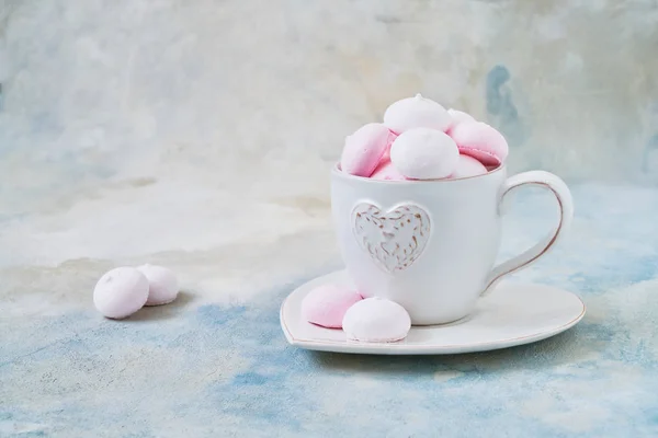 Baiser Kekse Tasse Mit Herz Selektiver Fokus Valentinstag Konzept Kopierraum — Stockfoto