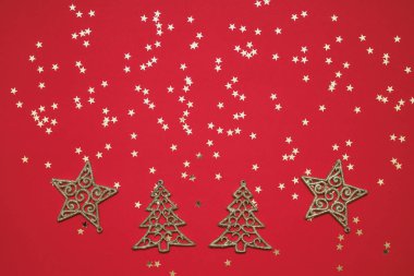 Parlak kırmızı zemin üzerine altın Christmas dekorasyon. Kopya alanı, üstten görünüm. 