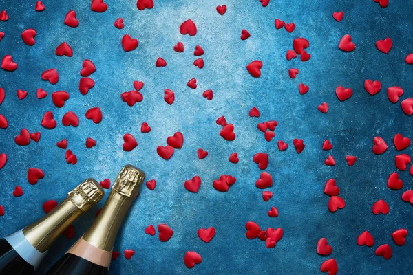 Dia Dos Namorados Fundo Duas Garrafas Champanhe Com Corações Vermelhos — Fotografia de Stock