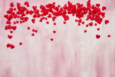 Pembe bir arka plan üzerinde kırmızı kalpler sınır. Alan, üstten görünüm kopyalayın. Sevgililer günü kutlama kavramı.