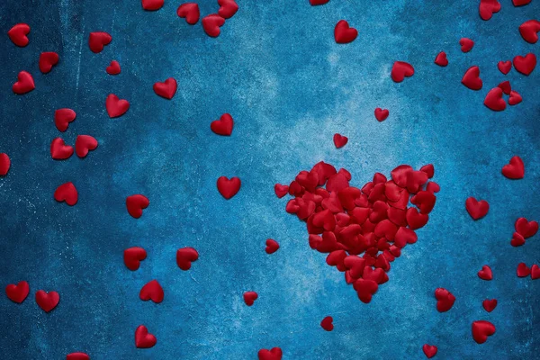 Dia Dos Namorados Fundo Corações Vermelhos Fundo Azul Escuro Espaço — Fotografia de Stock