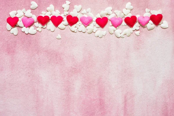 Corações Brancos Cor Rosa Vermelhos Fundo Rosa Espaço Cópia Vista — Fotografia de Stock
