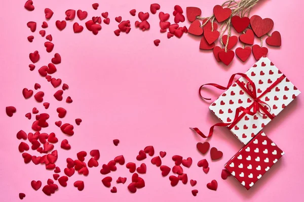 Fond Saint Valentin Coeurs Rouges Boîtes Cadeaux Sur Fond Rose — Photo